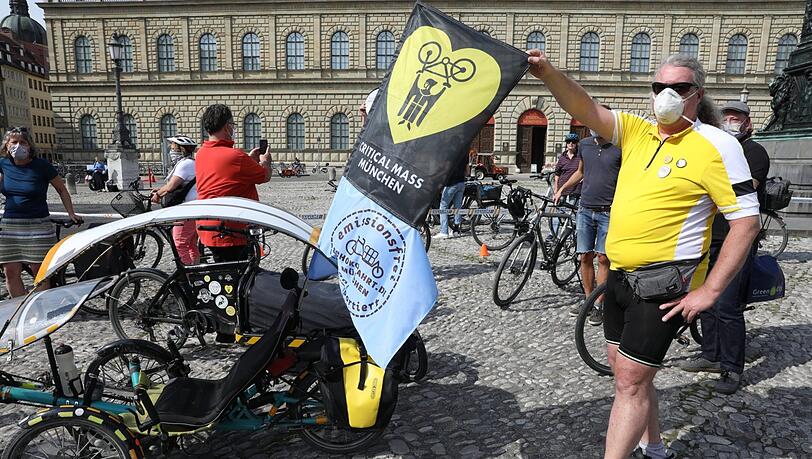 Fahrrad-Freunde demonstrieren vor der Staatsoper für eine Verkehrswende. Fahrrad-Freunde demonstrieren vor der Staatsoper für eine Verkehrswende.