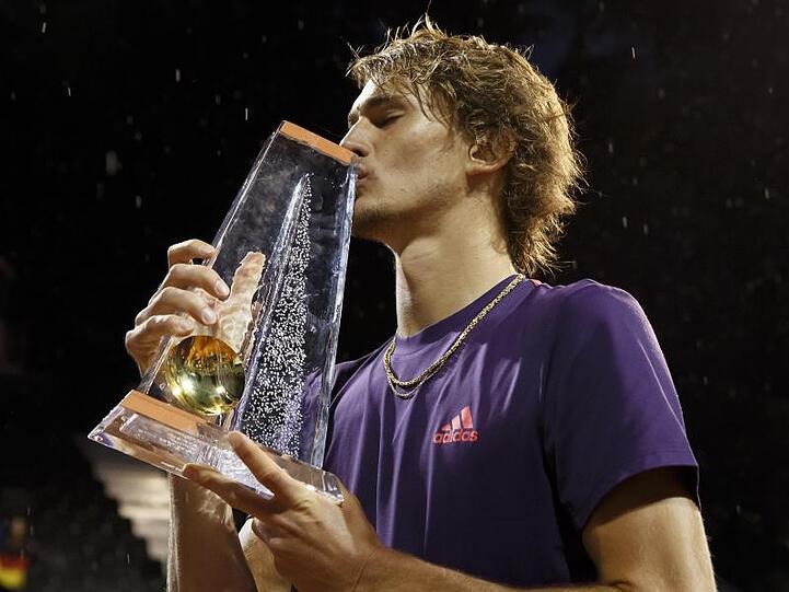 Tennisprofi Alexander Zverev küsst die Trophäe nach seinem Sieg.