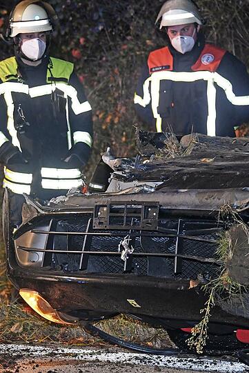Auf der A8 Richtung München kommt ein Ferrari von der Fahrbahn ab und überschlägt sich.