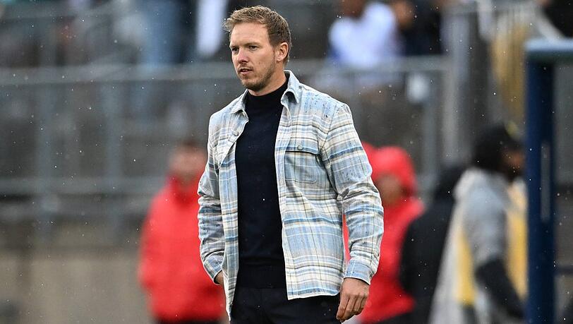 Julian Nagelsmann in seinem bemerkenswerten Outfit im ersten Spiel als Bundestrainer.