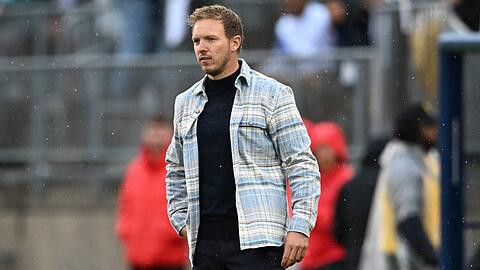 Julian Nagelsmann in seinem bemerkenswerten Outfit im ersten Spiel als Bundestrainer.