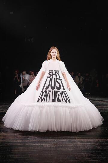 "Fashion Statements" in der Haute Couture: Die junge Frau ist nicht scheu, sie mag ihr Gegenüber halt nicht.