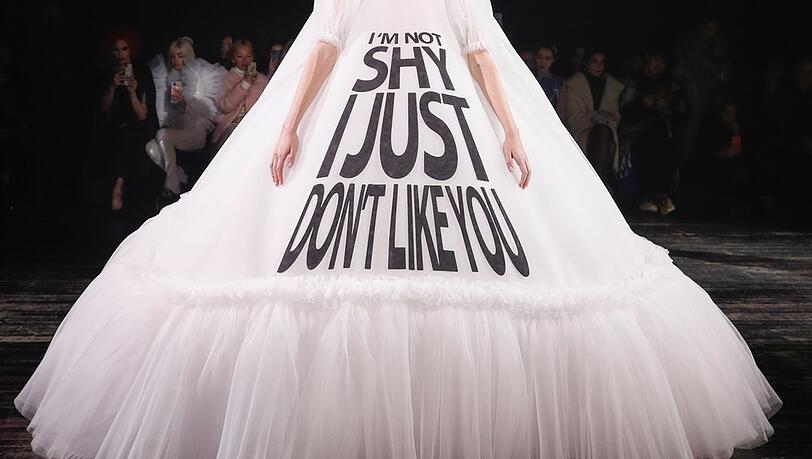 "Fashion Statements" in der Haute Couture: Die junge Frau ist nicht scheu, sie mag ihr Gegenüber halt nicht. "Fashion Statements" in der Haute Couture: Die junge Frau ist nicht scheu, sie mag ihr Gegenüber halt nicht.