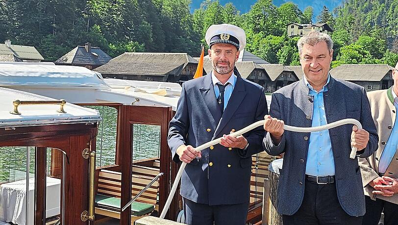 Christoph Neumayer von der Bayerischen Seenschifffahrt (links) neben Bayerns Regierungschef Markus Söder.