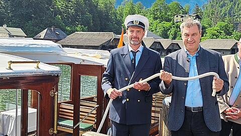 Christoph Neumayer von der Bayerischen Seenschifffahrt (links) neben Bayerns Regierungschef Markus Söder.
