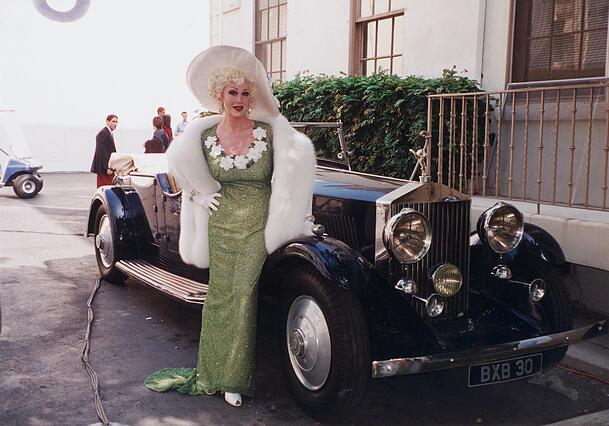 Gloria Gray im Jahr 1999 als Mae West bei den Dreharbeiten zum Spielfilm "Marlene" in den Paramount Studios in Hollywood. Gloria Gray im Jahr 1999 als Mae West bei den Dreharbeiten zum Spielfilm "Marlene" in den Paramount Studios in Hollywood.