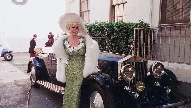 Gloria Gray im Jahr 1999 als Mae West bei den Dreharbeiten zum Spielfilm "Marlene" in den Paramount Studios in Hollywood. Gloria Gray im Jahr 1999 als Mae West bei den Dreharbeiten zum Spielfilm "Marlene" in den Paramount Studios in Hollywood.