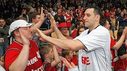 Bambergs Basketball-Fans verehren ihn: Predrag Suput soll am Wochenende in der Stechert Arena für eine erfolgreiche Wiederholung des Pokal-Triumphes sorgen. Bambergs Basketball-Fans verehren ihn: Predrag Suput soll am Wochenende in der Stechert Arena für eine erfolgreiche Wiederholung des Pokal-Triumphes sorgen.