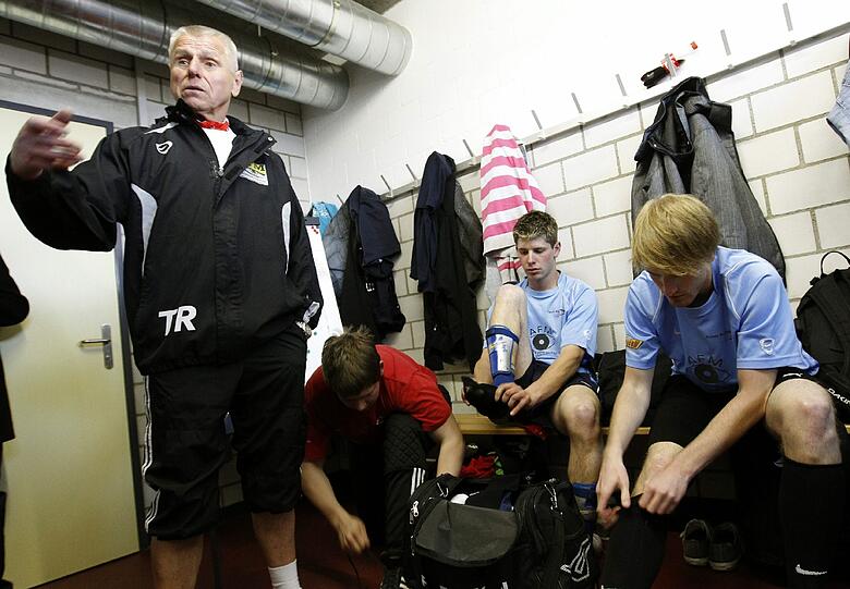 Timo Konietzka gibt dem Schweizer FC Ebikon vor einem Training Anweisungen. Das Bild entstand im April 2011 in der Nähe von Luzern.