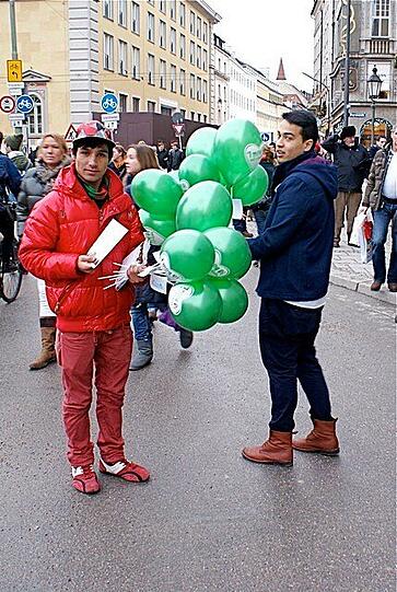 &bdquo;I mog di &mdash; ned abschieben&ldquo;: So steht es auf den Luftballons.
