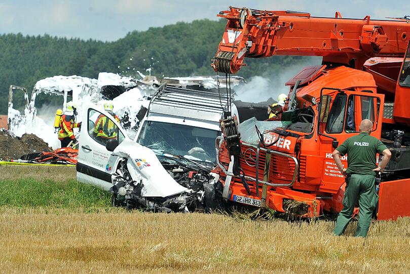 Rettungskräfte löschen auf der Bundesstraße B10 einen brennenden Lastwagen. Die Bilder.