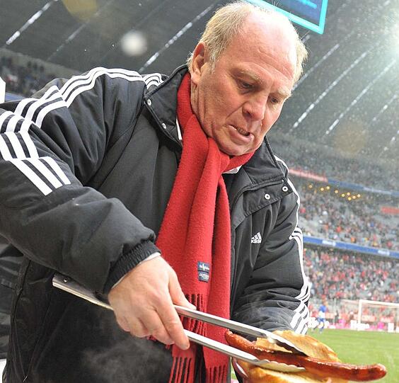 Feuer und Flamme: Ex-Bayern-Präsident Uli Hoeneß produziert Würstchen &ndash; manchmal grillt er sogar selber.