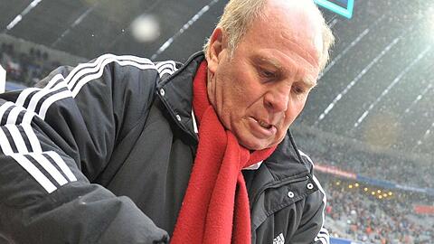 Feuer und Flamme: Ex-Bayern-Präsident Uli Hoeneß produziert Würstchen &ndash; manchmal grillt er sogar selber.