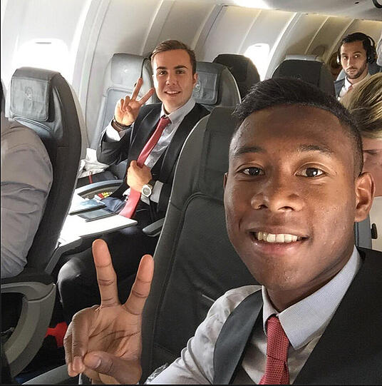 Aufnahme aus dem Fliger: Mario Götze und David Alaba zeigen sich siegesgewiss.