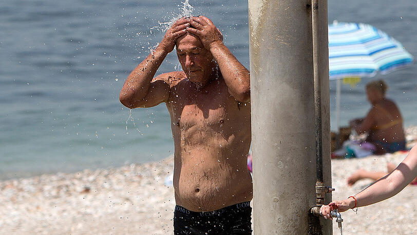 Bei 45 Grad ist auch diese Dusche kaum kühlend: Griechenland ächzt unter der Hitzewelle. Bei 45 Grad ist auch diese Dusche kaum kühlend: Griechenland ächzt unter der Hitzewelle.