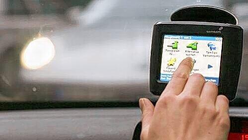 Der Brummifahrer verließ sich blind auf sein Navi - die falsche Entscheidung. Der Brummifahrer verließ sich blind auf sein Navi - die falsche Entscheidung.