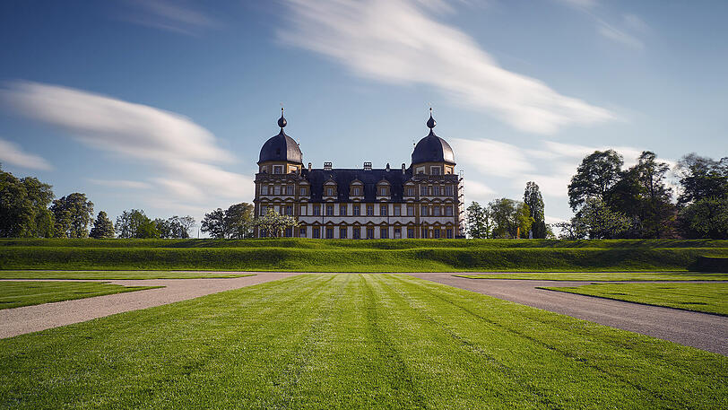 Wolken ziehen über Schloss Seehof in Memmelsdorf hinweg.