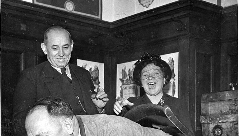 Beppo Brem testet 1950 mit seiner Stuhlprobe, ob das Starkbier taugt. Oberbürgermeister Thomas Wimmer und Liesl Karlstadt sind vom Ergebnis begeistert. Beppo Brem testet 1950 mit seiner Stuhlprobe, ob das Starkbier taugt. Oberbürgermeister Thomas Wimmer und Liesl Karlstadt sind vom Ergebnis begeistert.