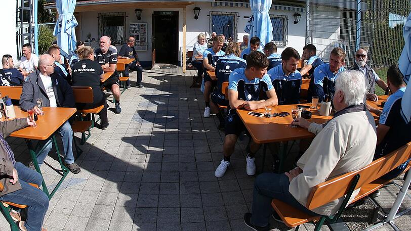Die Mannschaft ist auch da, sitzt geschlossen im Biergarten.