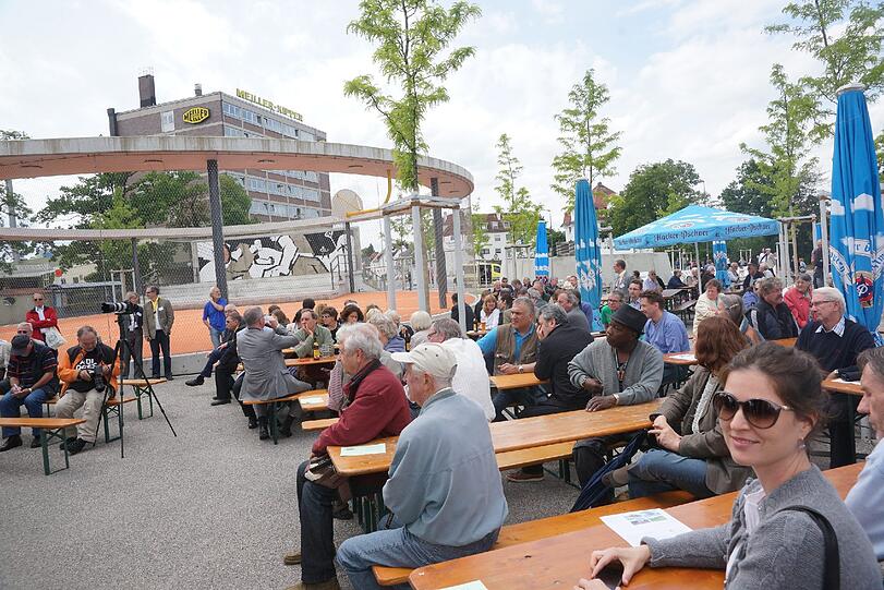 Mit einem Bürgerfest wurde der neugestalztete Memminger Platz in Moosach am Donnerstag eröffnet.