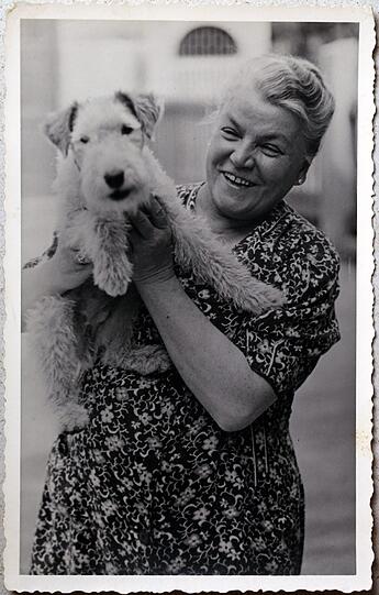Hundefreundin: Elise Aulinger mit ihrem Foxterrier auf dem Arm.