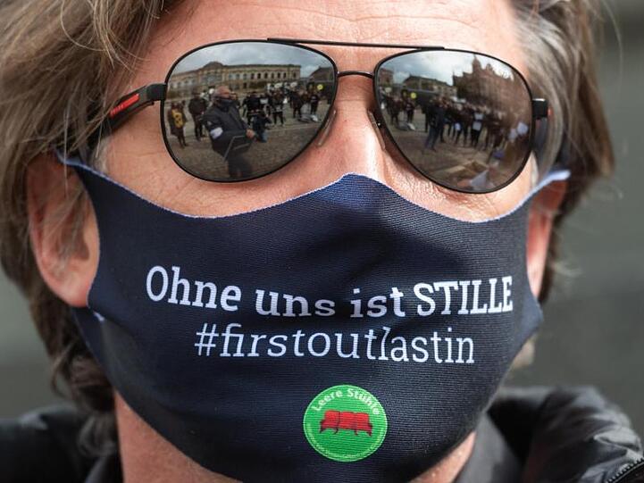 Demonstrant mit Maske.