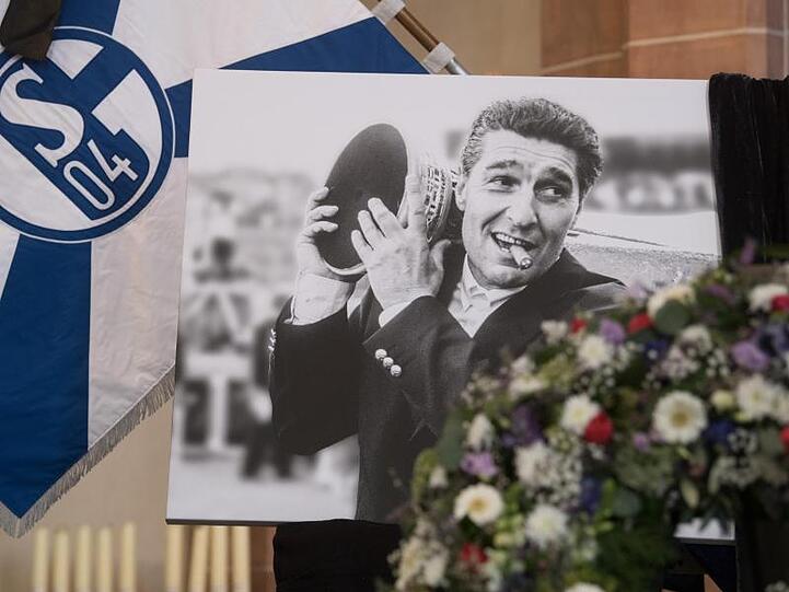 Im Februar nahm die Fußball-Bundesliga Abschied von Rudi Assauer.