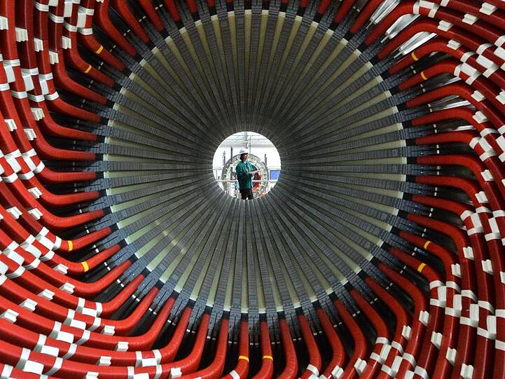 Blick auf einen Generatorständer im Siemens-Generatorenwerk.