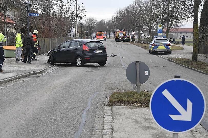 Während die Ford-Fahrerin unverletzt blieb, mussten die beiden schwerverletzten Mercedes-Insassen aus dem Fahrzeug befreit und ins Krankenhaus beflogen werden.