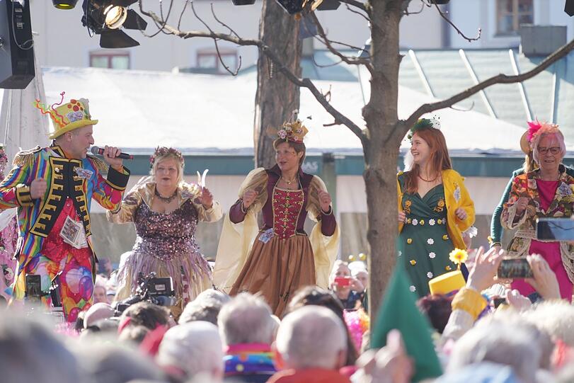 Tausende Münchner kamen zum Viktualienmarkt, um sie tanzen zu sehen: die lustigen Marktfrauen.