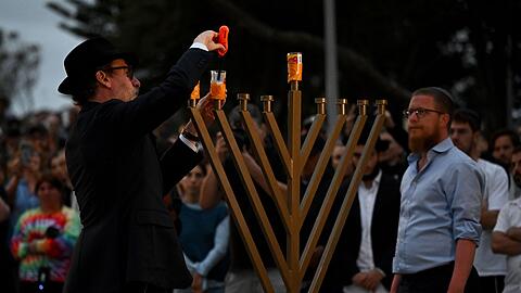 Der Vorfall am Bondi Beach schockiert viele weltweit - dennoch kehren Menschen an den Ort zur&uuml;ck und gedenken der Toten.