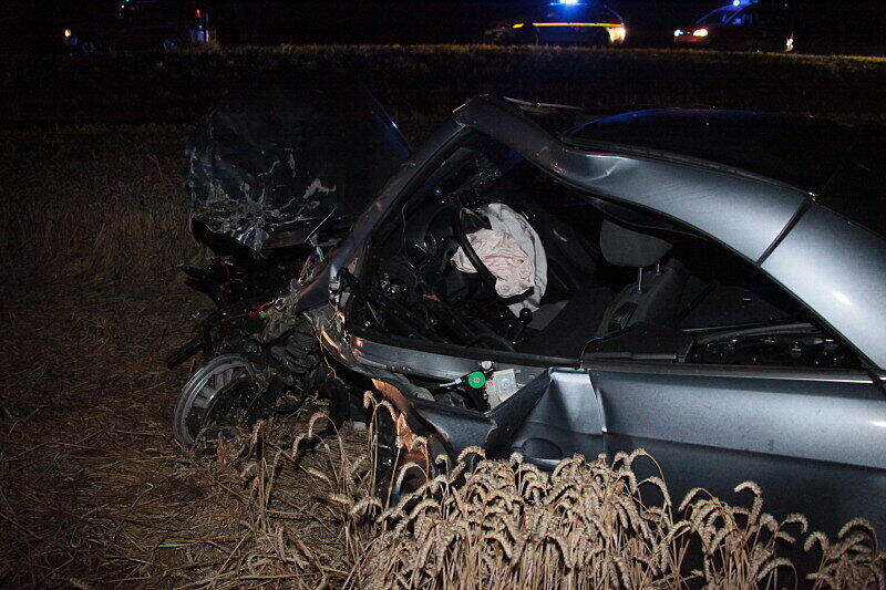 Bei dem Frontalzusammenstoß auf der B12 bei Haag in der Nacht zum Dienstag erlitten die beiden Fahrer schwere Verletzungen. Die Ursache des Unfalls ist bisher ungeklärt.