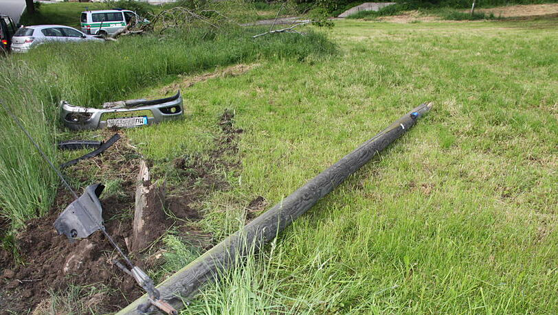 Der Telefonmast ist durch die Wucht des Aufpralls umgefallen Der Telefonmast ist durch die Wucht des Aufpralls umgefallen