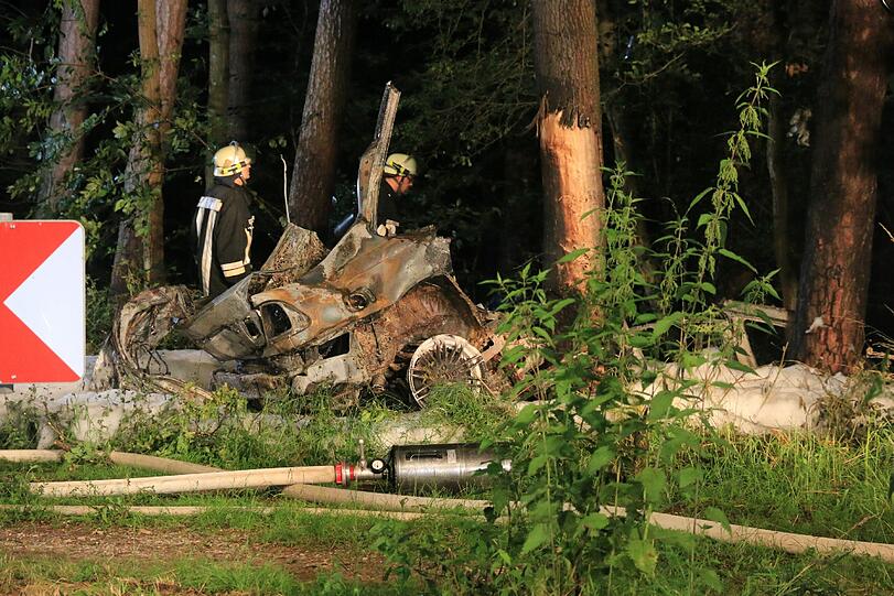 Von dem BMW ist nicht mehr viel zu erkennen. Der Fahrer war sofort tot.