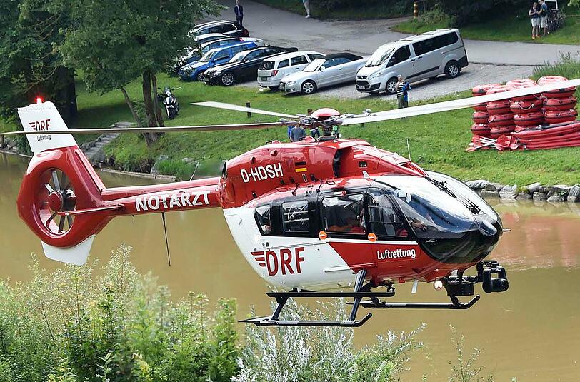 DIe Feuerwehr rettet Schlauchbootfahrer aus der Isar.
