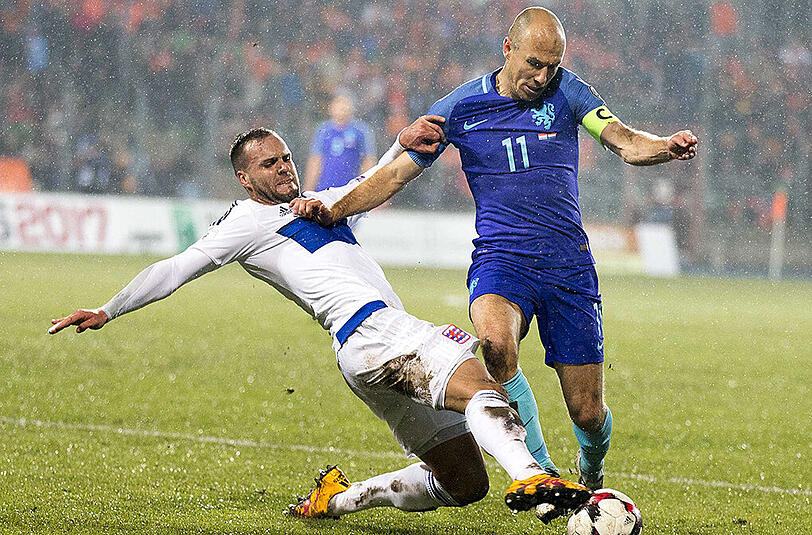 Harter Zweikampf: Arjen Robben gegen den Luxemburger Maxime Chanot.