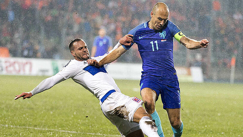 Harter Zweikampf: Arjen Robben gegen den Luxemburger Maxime Chanot. Harter Zweikampf: Arjen Robben gegen den Luxemburger Maxime Chanot.