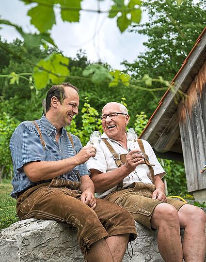 Die Oberpfälzer Reinhard Eberl (l.) und Otto Reichinger genießen ein Glaserl Baierwein in Bayerns kleinstem Weinbaugebiet: in Bach an der Donau bei Regensburg.