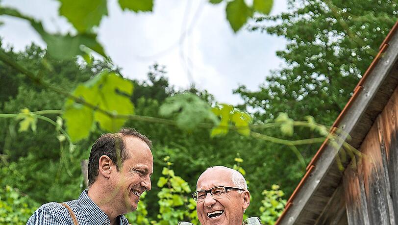 Die Oberpfälzer Reinhard Eberl (l.) und Otto Reichinger genießen ein Glaserl Baierwein in Bayerns kleinstem Weinbaugebiet: in Bach an der Donau bei Regensburg. Die Oberpfälzer Reinhard Eberl (l.) und Otto Reichinger genießen ein Glaserl Baierwein in Bayerns kleinstem Weinbaugebiet: in Bach an der Donau bei Regensburg.