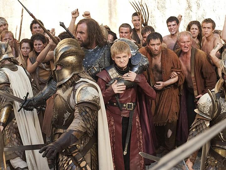 König Joffrey sieht sich einer wütenden Menge gegenüber