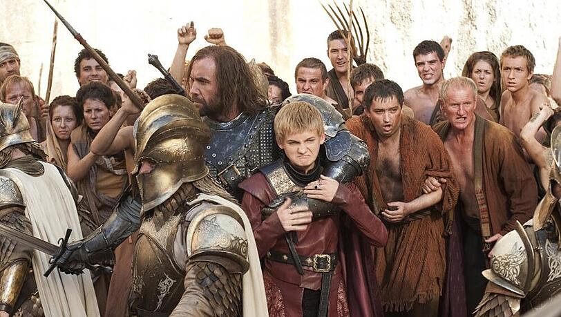 König Joffrey sieht sich einer wütenden Menge gegenüber König Joffrey sieht sich einer wütenden Menge gegenüber