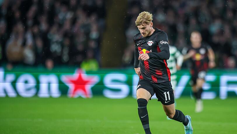 Leipzigs Timo Werner führt den Ball im Tempodribbling eng am Fuß.