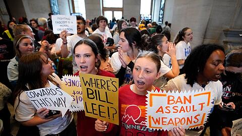 Schülerinnen und Schüler fordern lautstark eine Waffenreform und unterstützen die "Tennessee Three" vor dem Repräsentantenhaus in Nashville.