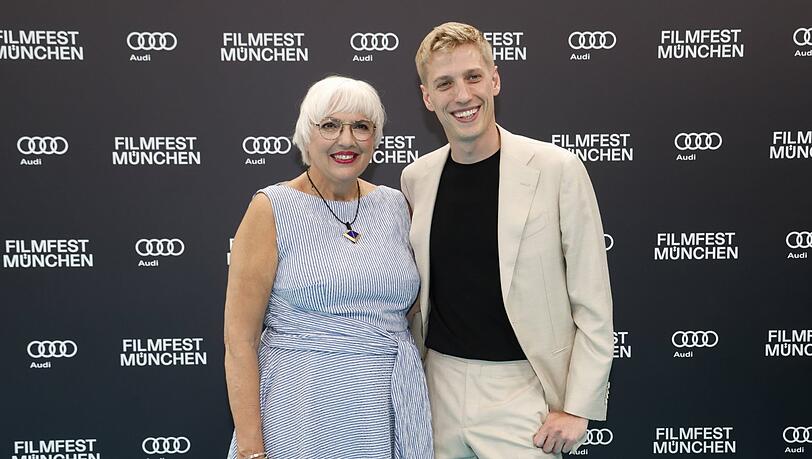 Spaß mit den Fotografen: Die Grünen Claudia Roth und Bürgermeister Dominik Krause bei der Filmfesteröffnung. Spaß mit den Fotografen: Die Grünen Claudia Roth und Bürgermeister Dominik Krause bei der Filmfesteröffnung.