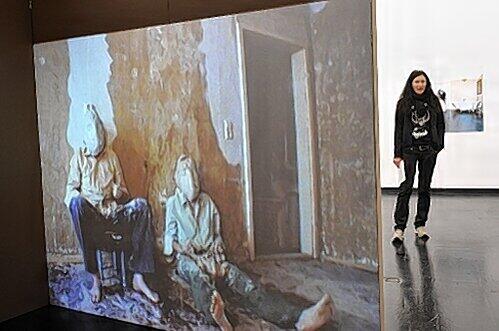 Skurrile Inszenierungen: Künstlerin Heike Aumüller und ihre Videoarbeit "Blindlings".