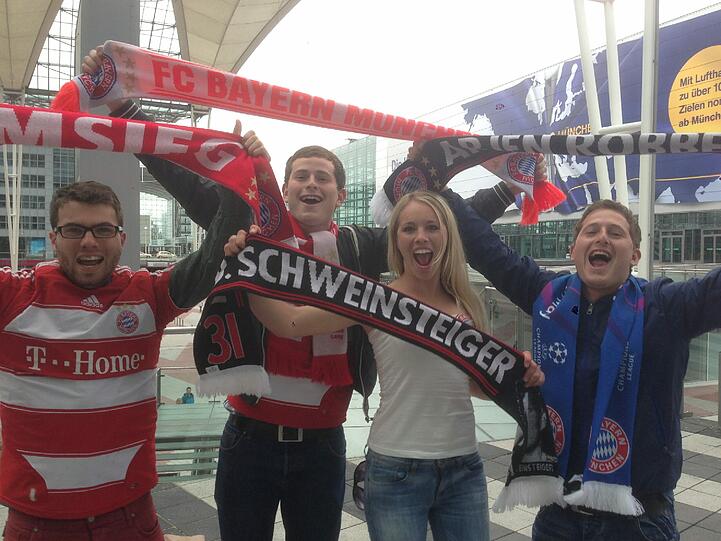Diese Fans warteten am Flughafen und hatten Pech: Die Spieler bekamen sie nicht zu Gesicht.