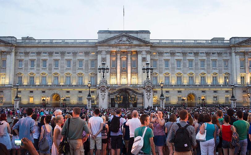 Den ganzen Tag über herrschte ein dichtes Gedränge vor dem Buckingham Palace.