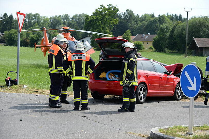 Schwerer Unfall am Bahnübergang St. Georgen: Zwei Autos sind so heftig aneinander gekracht, dass sich ein Pkw überschlug und auf dem Dach liegen blieb. Die Bilder...