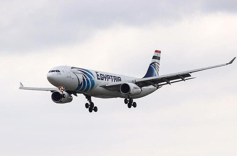 Eine entführte "Egypt Air"-Maschine ist am Dienstagmorgen auf dem Flughafen zyprischen Hafenstadt Larnaka gelandet.