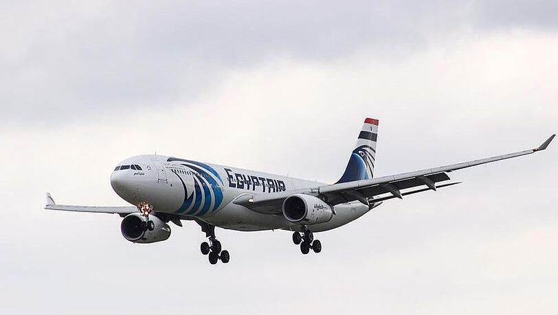 Eine entführte "Egypt Air"-Maschine ist am Dienstagmorgen auf dem Flughafen zyprischen Hafenstadt Larnaka gelandet. Eine entführte "Egypt Air"-Maschine ist am Dienstagmorgen auf dem Flughafen zyprischen Hafenstadt Larnaka gelandet.